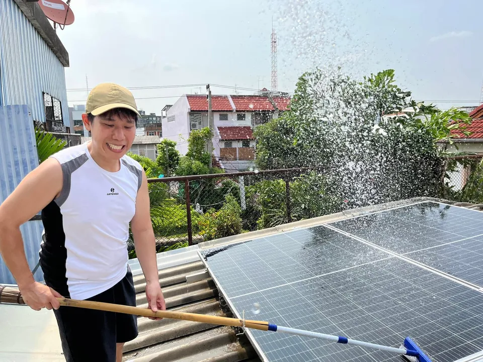 Solar panel installation at การใช้โซลาร์ต้องมีการดูแลยังไงบ้าง มีค่าใช้จ่ายต่อปีเท่าไหร่