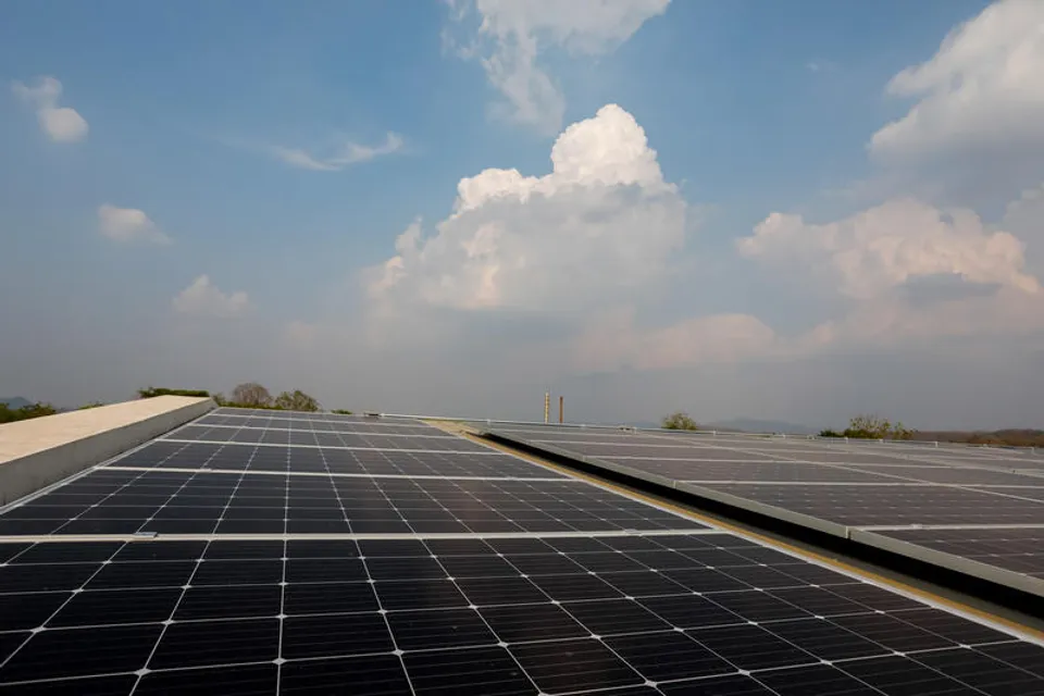 Solar panel installation at ชนิดของพลังงานหมุนเวียนที่เหมาะกับการติดตั้งในครัวเรือนประเทศไทย